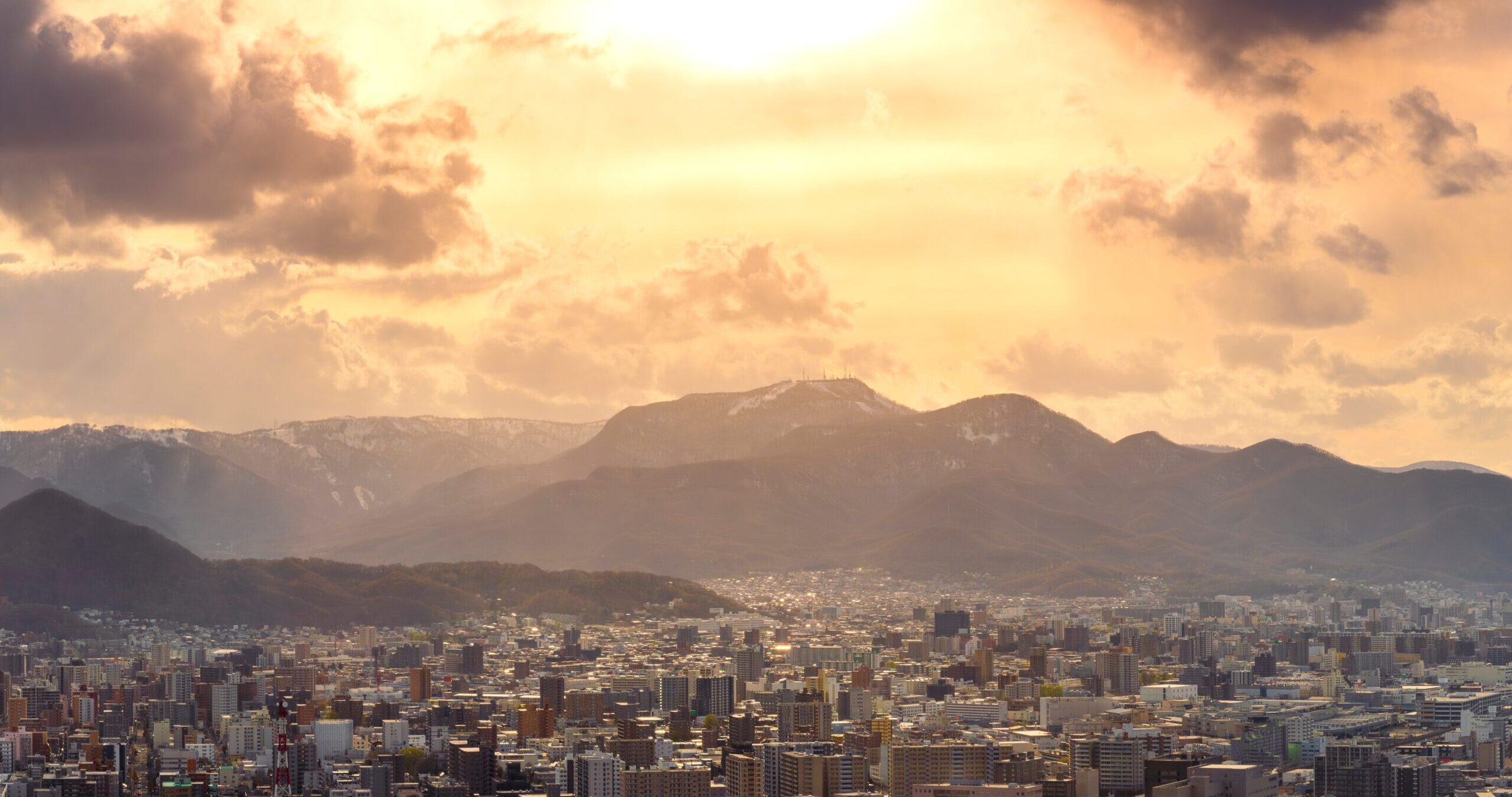 Hot city encountering urban heat island effect Hot city encountering urban heat island effect